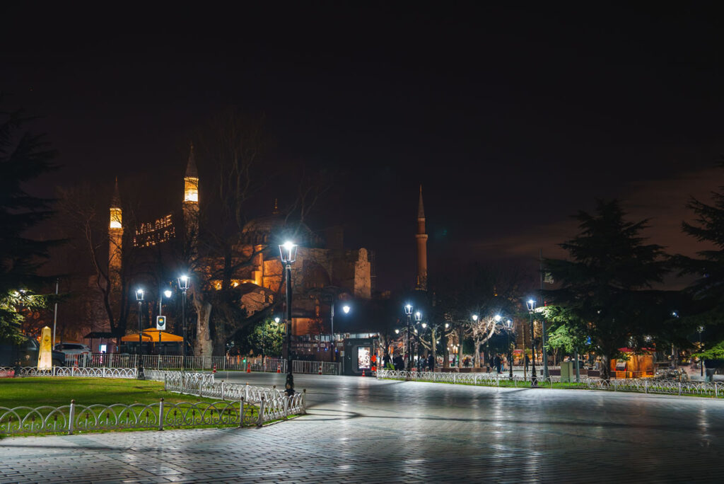 Where to Stay in İstanbul: Sultanahmet Square with the Blue Mosque in İstanbul