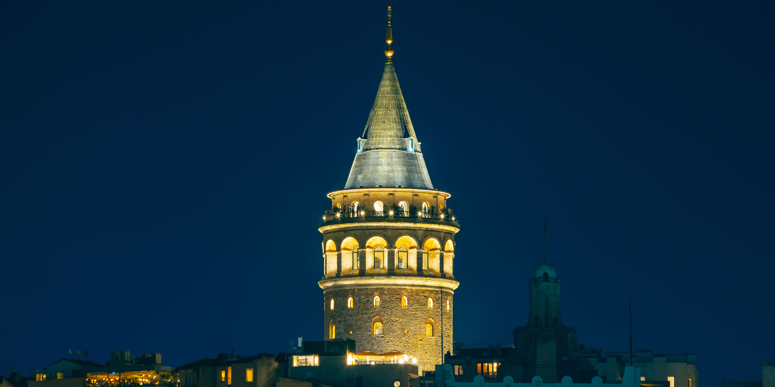 Panoramic view of İstanbul skyline featuring the Bosphorus, Galata Tower, and the historical peninsula