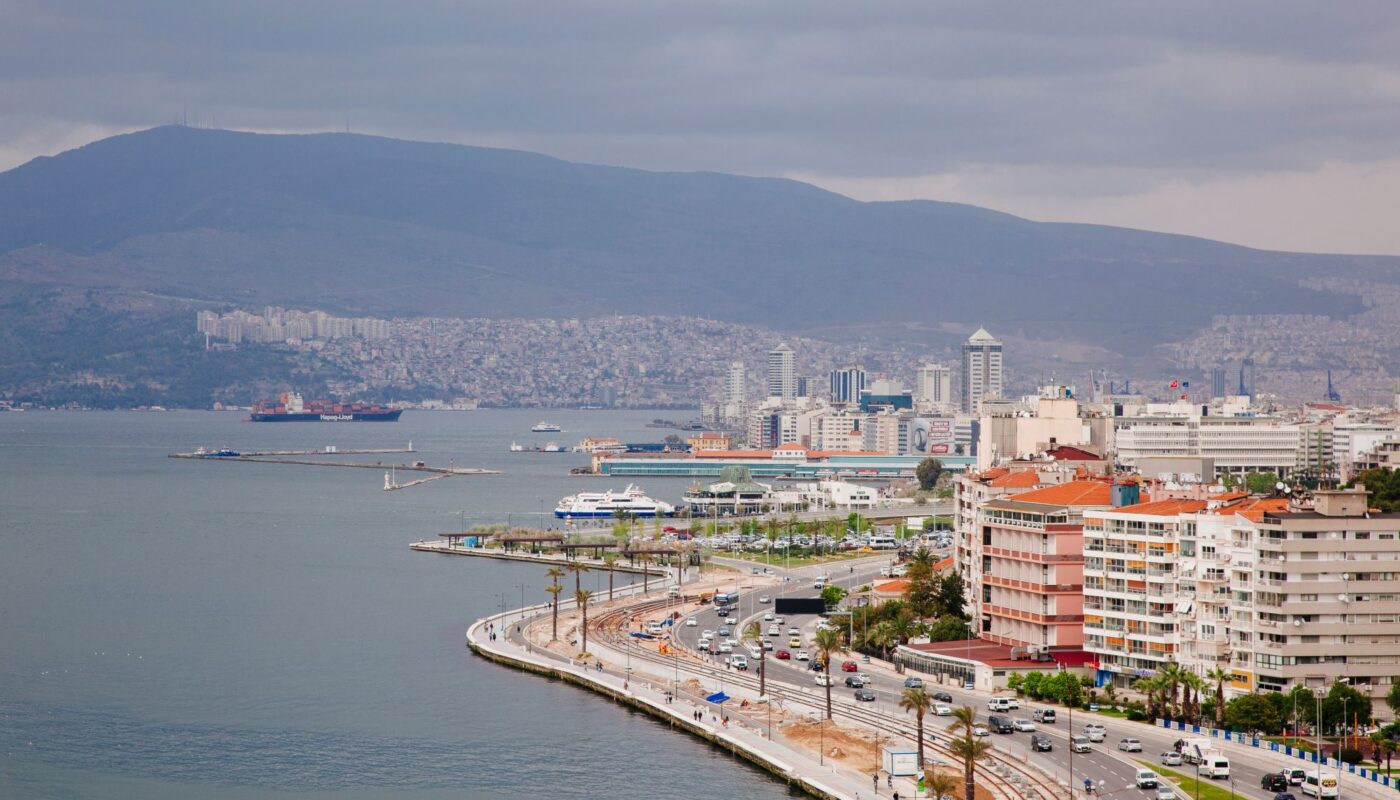 Exploring İzmir’s Kemeraltı Bazaar: A Journey Through Time and Tradition
