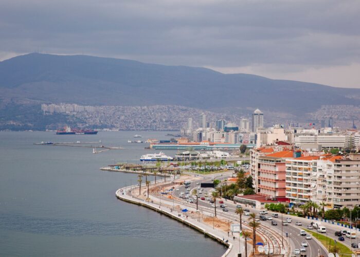 Exploring İzmir’s Kemeraltı Bazaar: A Journey Through Time and Tradition
